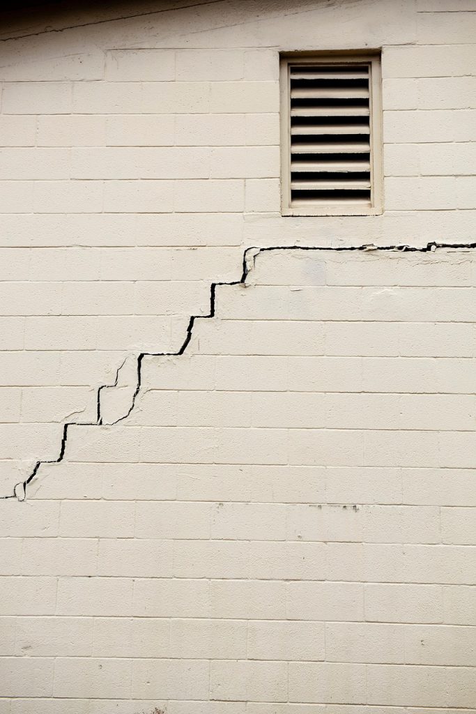 fissure sur mur de façade