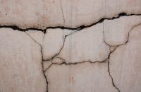 Fissures mur et lézardes